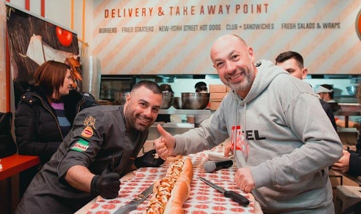 Δεν κάναμε πλάκα: 4 μέτρα Hot Dog για τα γενέθλια του Ketch up Street…